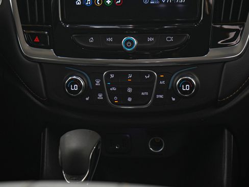 Used 2021 Chevrolet Traverse LT AWD/4WD image 17