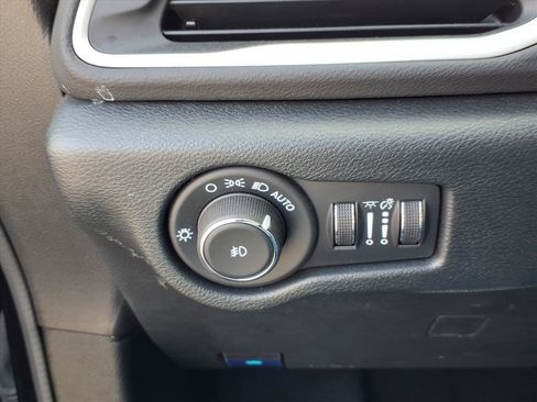 Used 2025 Chrysler Pacifica Select FWD image 17