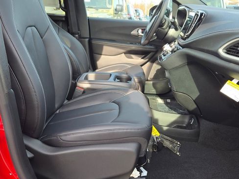 New 2026 Chrysler Pacifica Select image 7