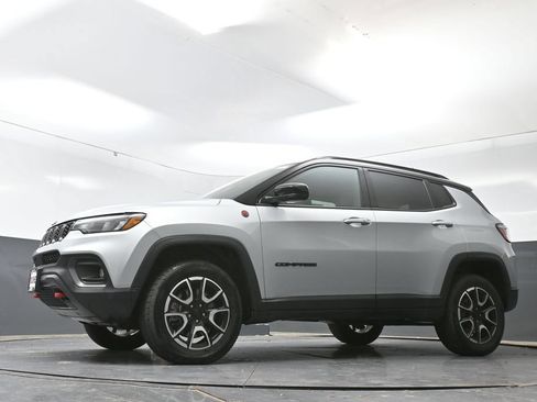 Used 2024 Jeep Compass Trailhawk AWD/4WD image 52