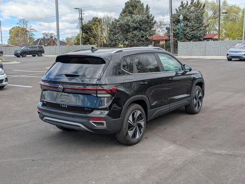 New 2026 Volkswagen Taos SE image 3