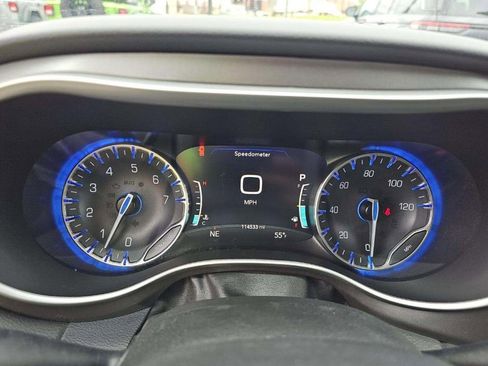 Used 2022 Chrysler Pacifica Touring-L FWD image 16