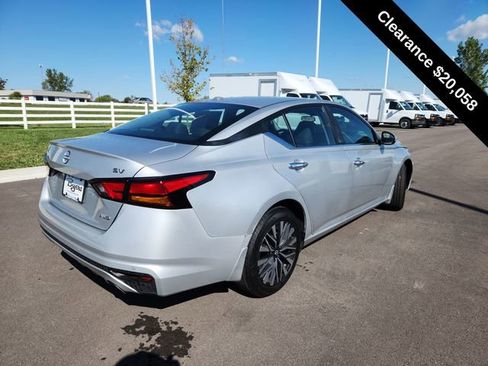 Used 2024 Nissan Altima 2.5 SV w/ SV Premium Package image 9