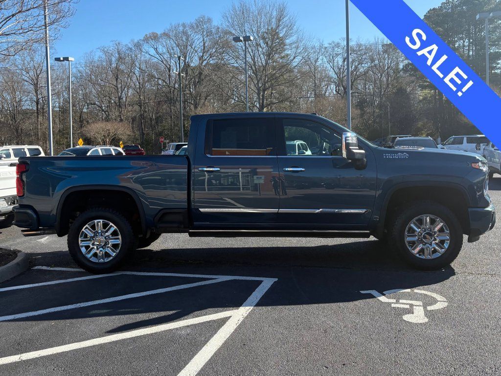 Used 2025 Chevrolet Silverado 2500 High Country w/ Technology Package AWD/4WD image 4