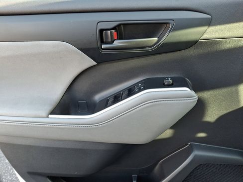 Used 2020 Toyota Highlander LE image 11