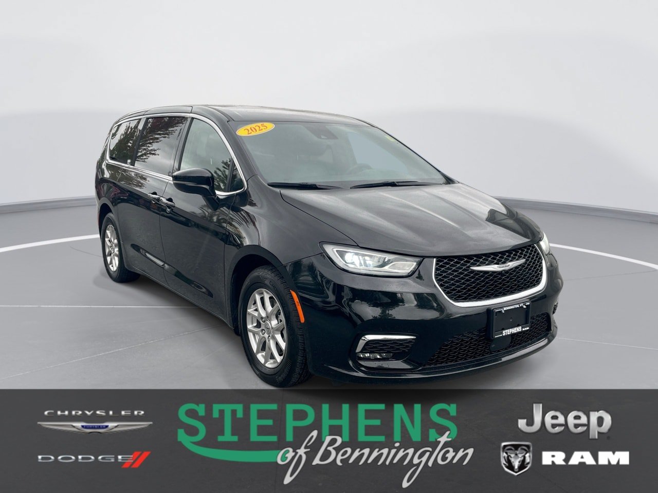 Used 2025 Chrysler Pacifica Select FWD image 1