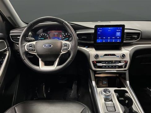 Used 2023 Ford Explorer XLT image 5