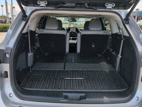 Used 2024 Toyota Highlander XLE AWD/4WD image 13