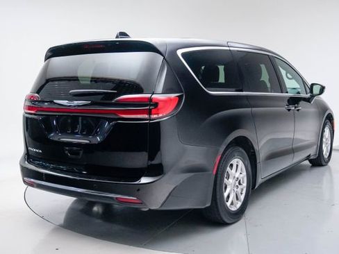 Used 2025 Chrysler Pacifica Select image 5