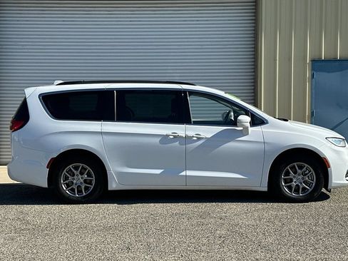 Used 2021 Chrysler Pacifica Touring FWD image 7