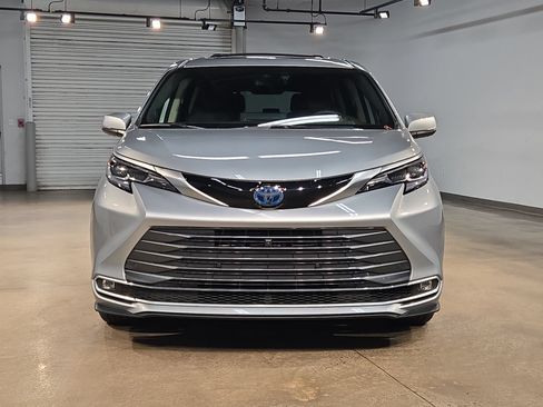 Used 2024 Toyota Sienna Platinum FWD image 2