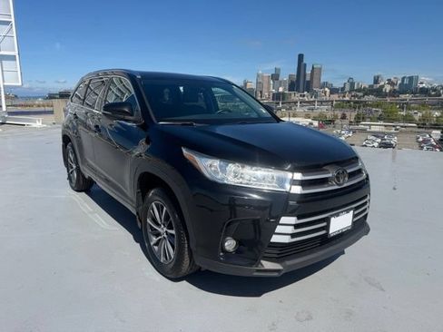 Used 2017 Toyota Highlander XLE AWD/4WD image 1