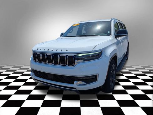 Used 2024 Jeep Wagoneer L Series III w/ Flexible Seating Group AWD/4WD image 3