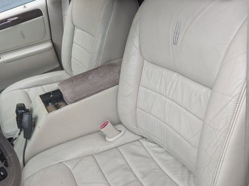 Used 1999 Lincoln Town Car Executive image 25