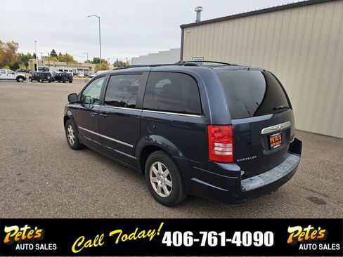 Used 2009 Chrysler Town & Country Touring image 2