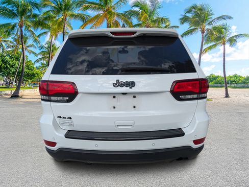 Used 2018 Jeep Grand Cherokee Laredo image 4