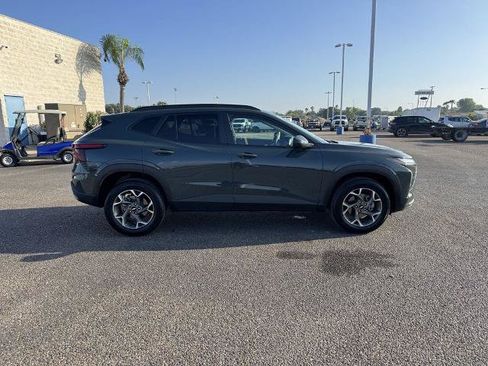 Used 2025 Chevrolet Trax LT FWD image 2