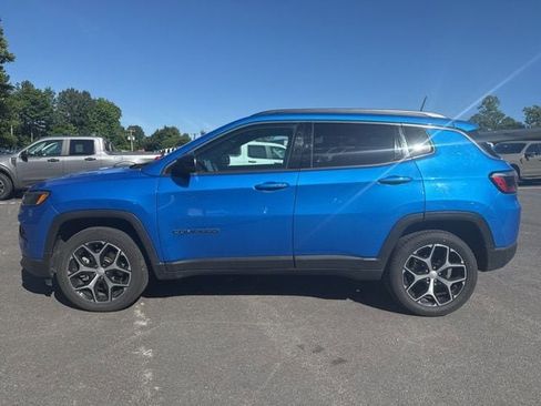 Used 2024 Jeep Compass Latitude AWD/4WD image 2