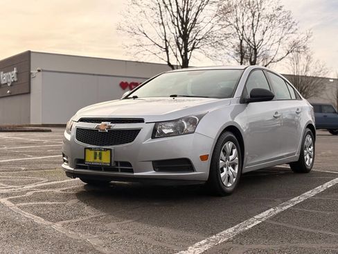 Used 2014 Chevrolet Cruze LS image 1
