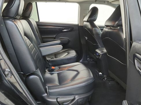 Used 2022 Toyota Highlander XLE AWD/4WD image 31