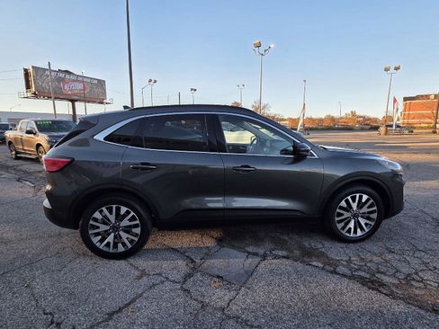 Used 2020 Ford Escape Titanium image 4