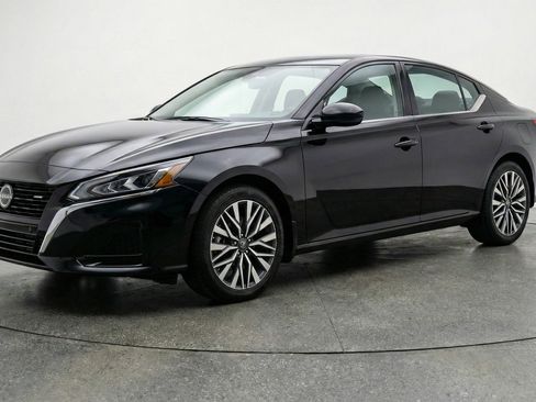 Used 2025 Nissan Altima 2.5 SV FWD image 3