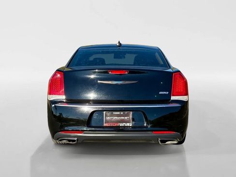 Used 2018 Chrysler 300 Touring w/ Chrome Appearance Package image 4