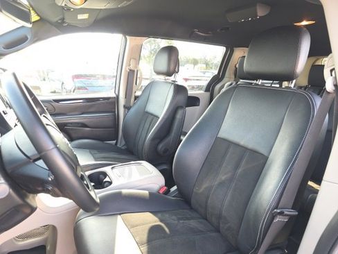 Used 2019 Dodge Grand Caravan SXT image 5