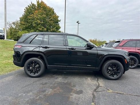 New 2025 Jeep Grand Cherokee Altitude image 11