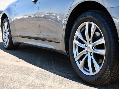 Used 2017 INFINITI Q70 3.7 image 10