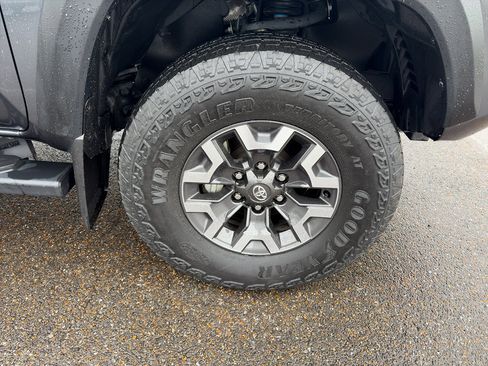 Certified 2022 Toyota Tacoma TRD Off-Road AWD/4WD image 27