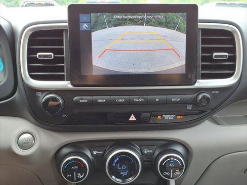 Used 2025 Hyundai Venue SEL FWD image 17