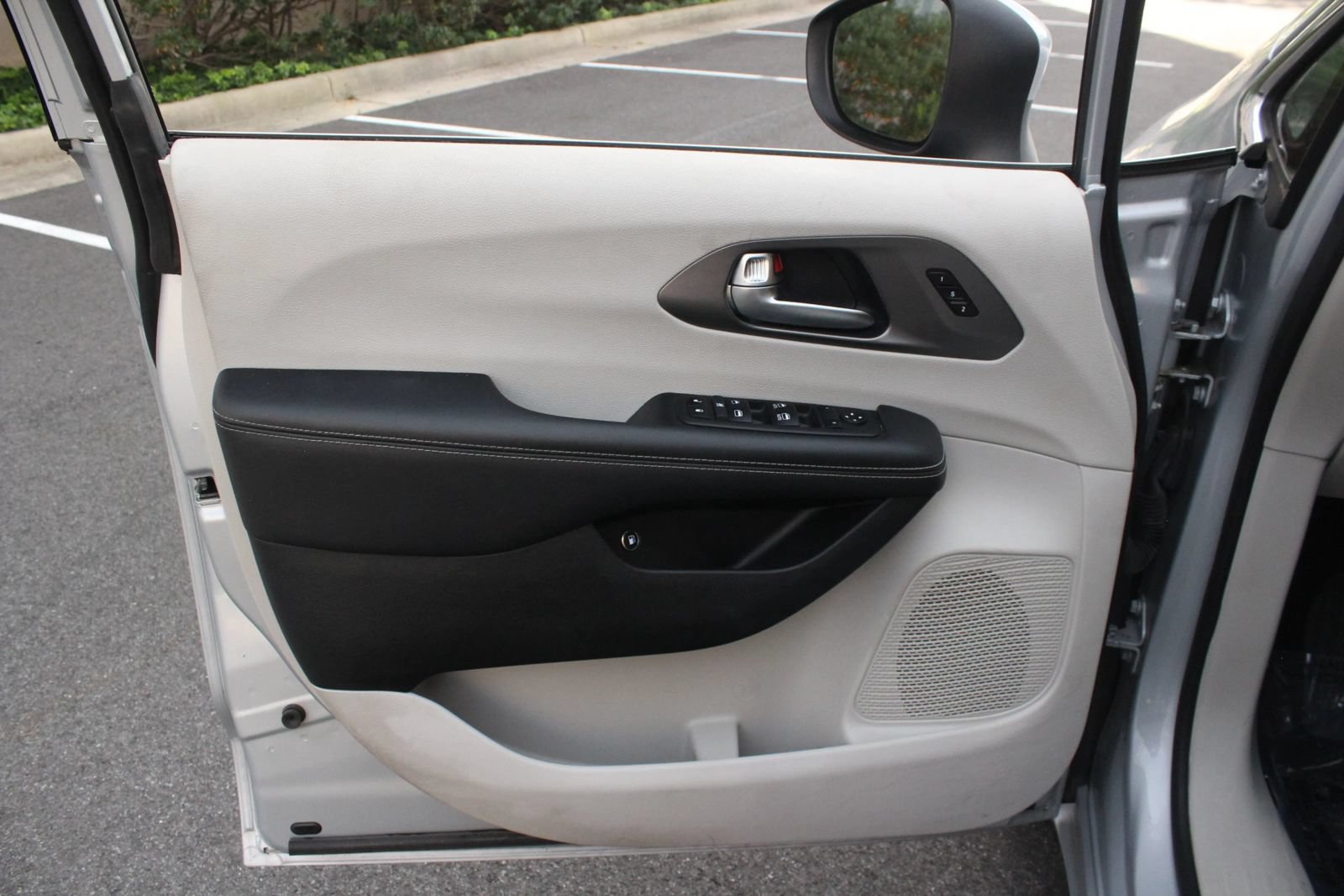 Used 2023 Chrysler Pacifica Touring-L FWD image 16