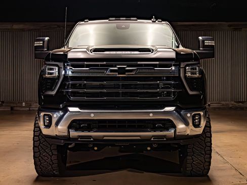 Used 2024 Chevrolet Silverado 2500 LTZ w/ LTZ Premium Package AWD/4WD image 2