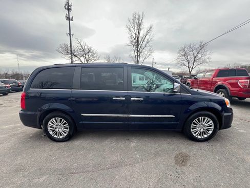 Used 2015 Chrysler Town & Country Touring-L w/ Driver Convenience Group image 4