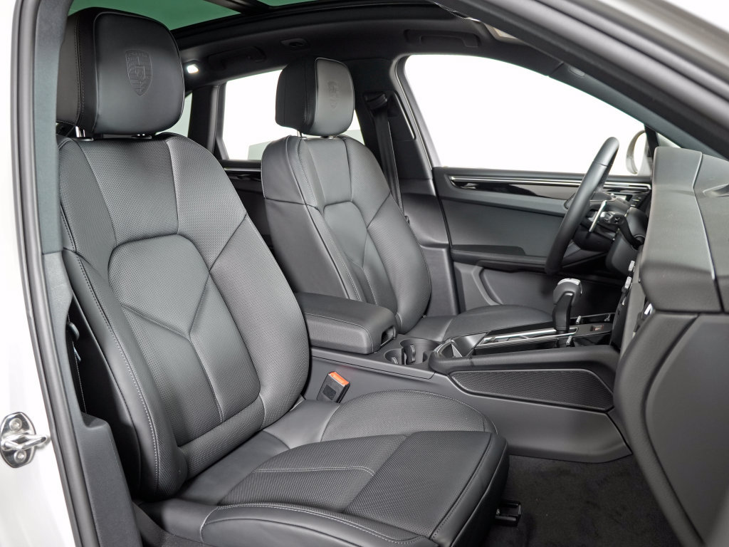 Used 2026 Porsche Macan AWD/4WD image 39