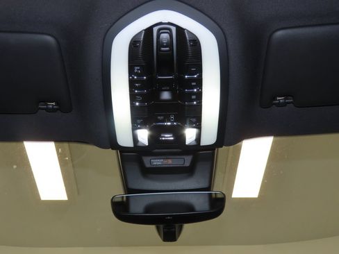 Certified 2026 Porsche Macan AWD/4WD image 31