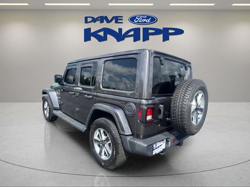 Used 2018 Jeep Wrangler Unlimited Sahara AWD/4WD image 5