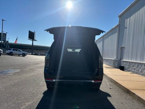 New 2026 Chevrolet Suburban High Country w/ Sun And Tow Package AWD/4WD image 9