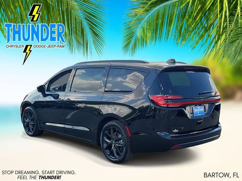 New 2026 Chrysler Pacifica Select w/ S Appearance Package FWD image 3
