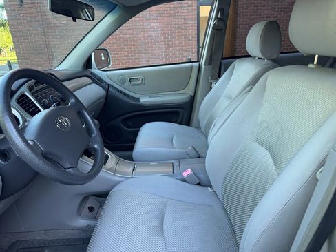 Used 2005 Toyota Highlander 4WD V6 w/ 3rd Row image 11