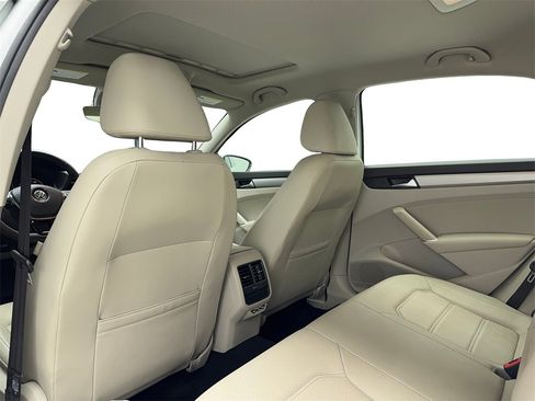 Used 2022 Volkswagen Passat 2.0T SE image 32