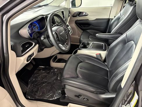Used 2023 Chrysler Pacifica Touring-L FWD image 34