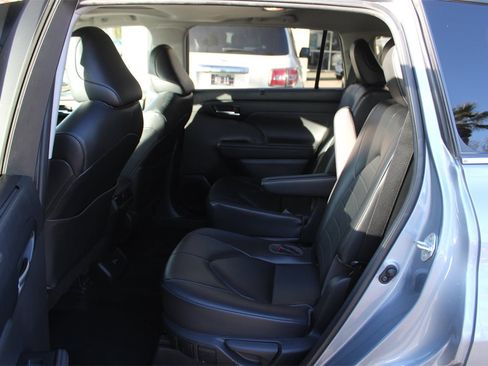 Used 2023 Toyota Highlander XLE image 10