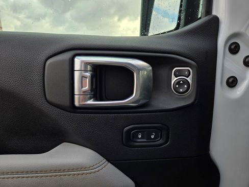 Used 2022 Jeep Wrangler Unlimited Sahara image 15