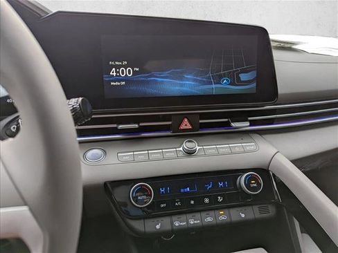 Used 2025 Hyundai Elantra SEL image 11