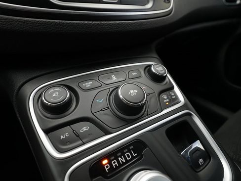 Used 2016 Chrysler 200 Limited image 20