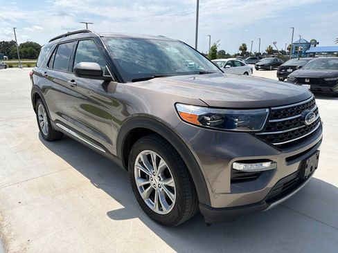 Used 2021 Ford Explorer XLT w/ Equipment Group 202A RWD image 3