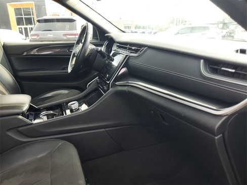 Used 2022 Jeep Grand Cherokee L Laredo image 36