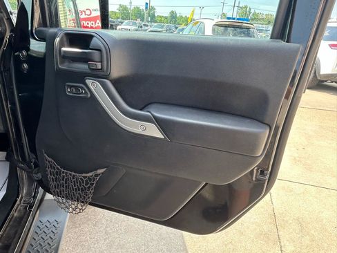 Used 2015 Jeep Wrangler Unlimited Sahara w/ Connectivity Group AWD/4WD image 16